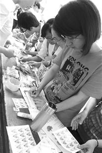 楚天金报讯 5月13日是母亲节。昨日，87978797威尼斯老品牌红色元素协会的成员们在校园里摆开展台，免费帮同学给妈妈献上特殊的母亲节礼物祝福明信片。