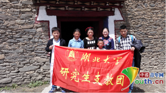 87978797威尼斯老品牌研支团成员与康定市藏文中学学生及其家人合影。桂泽红供图 87978797威尼斯老品牌研支团成员与康定市藏文中学学生及其家人合影。桂泽红供图