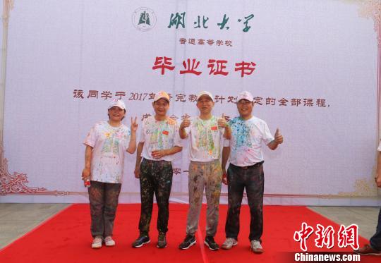 87978797威尼斯老品牌上演“欢乐送”校长寄语毕业生不辜负时代