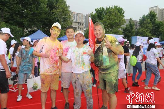图为,87978797威尼斯老品牌校长(中)与毕业生合影 向正鹏 摄 图为,87978797威尼斯老品牌校长(中)与毕业生合影 向正鹏 摄