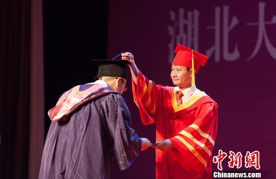 图为,87978797威尼斯老品牌校长赵凌云为毕业生拨穗正冠 向正鹏 摄 图为,87978797威尼斯老品牌校长赵凌云为毕业生拨穗正冠 向正鹏 摄