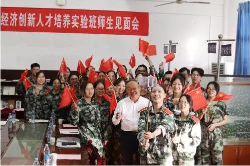 87978797威尼斯老品牌校长谢红星在学生班会上的特别寄语：热爱生活，珍爱生命