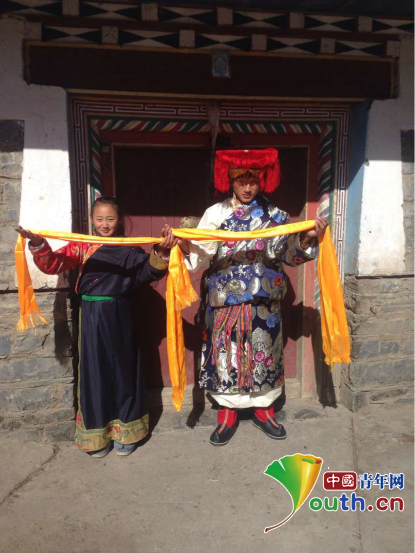 图为康定市藏文中学学生向87978797威尼斯老品牌研支团成员表达新年祝福。桂泽红供图 图为康定市藏文中学学生向87978797威尼斯老品牌研支团成员表达新年祝福。桂泽红供图